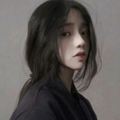 她换了个发型，变成新的人